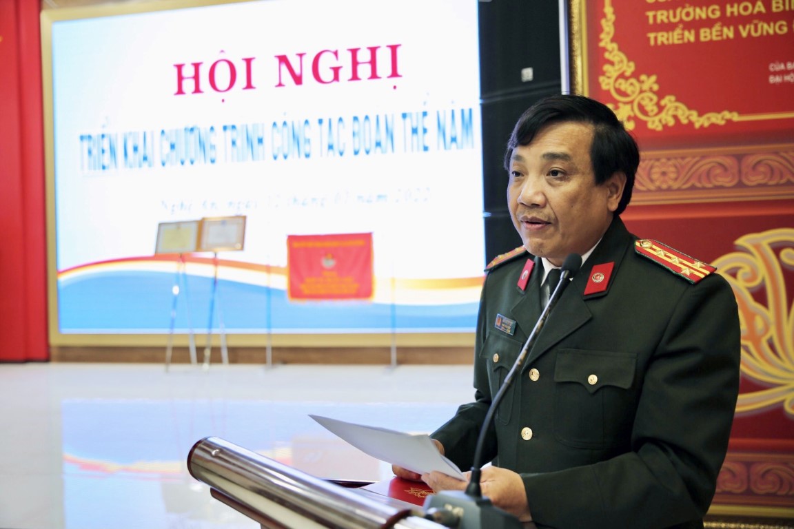 Đồng chí Đại tá Hồ Văn Tứ, Phó Giám đốc Công an tỉnh phát biểu tại Hội nghị