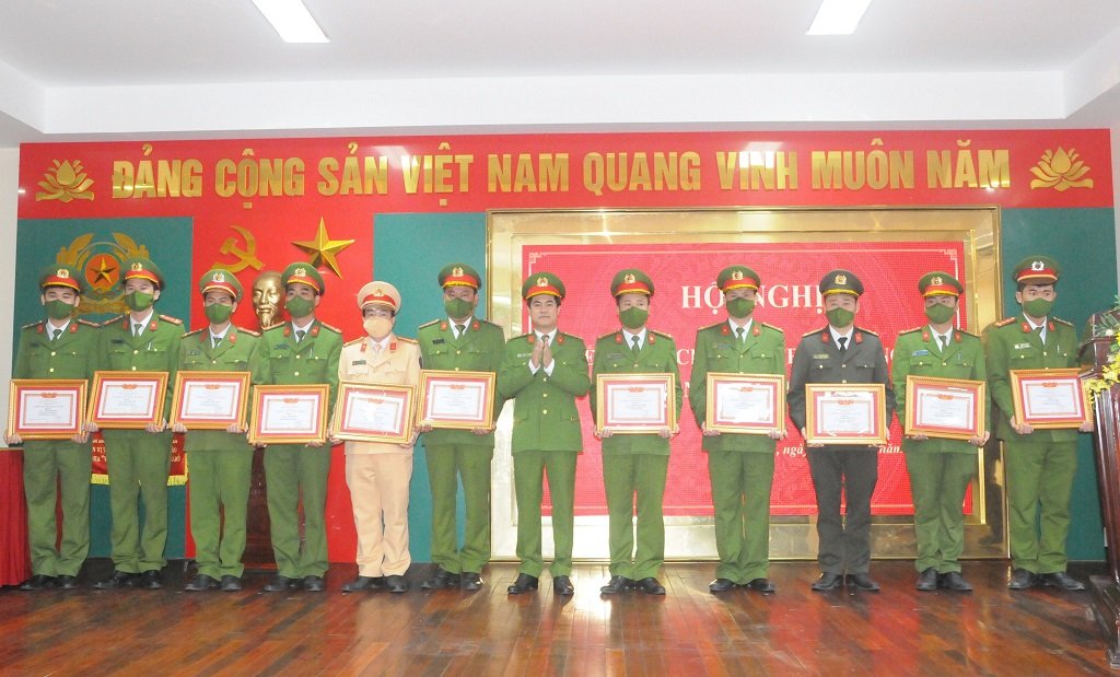 Đồng chí Đại tá Nguyễn Đức Hải, Phó Giám đốc Công an tỉnh trao danh hiệu “Đơn vị Quyết thắng” và “Chiến sỹ thi đua cơ sở” cho các tập thể, cá nhân