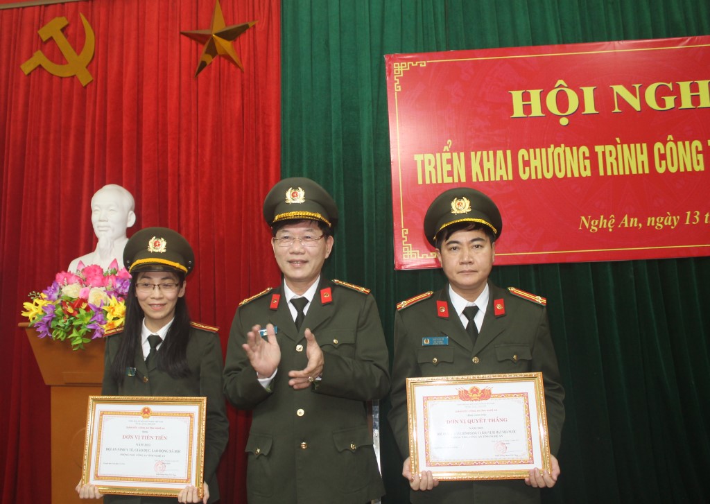 Đồng chí Đại tá Lê Văn Thái, Phó Giám đốc Công an tỉnh trao tặng danh hiệu “Đơn vị Quyết thắng” và “Đơn vị tiên tiến” cho 02 đội nghiệp vụ