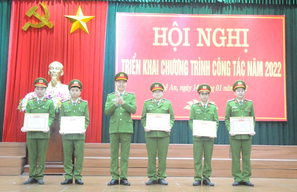 Đồng chí Đại tá Cao Minh Huyền, Phó Giám đốc Công an tỉnh trao danh hiệu “Đơn vị Quyết thắng” cho các đội công tác
