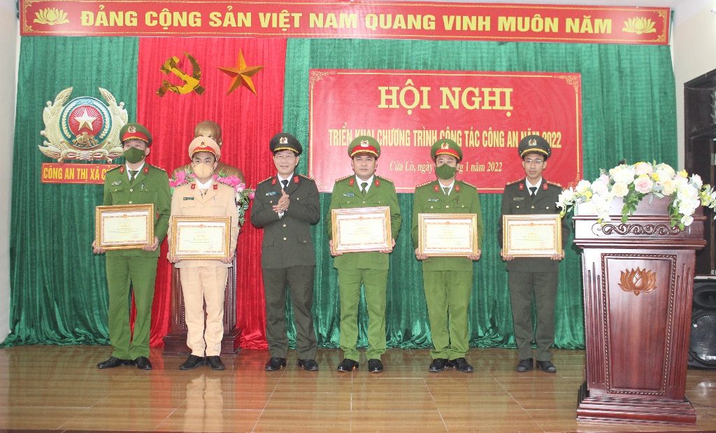 Đồng chí Đại tá Lê Văn Thái, Phó Giám đốc Công an tỉnh trao Bằng khen của Bộ Công an cho các cá nhân