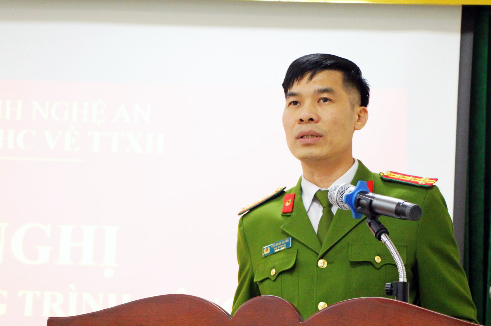 Đồng chí Đại tá Cao Minh Huyền - Phó Giám đốc Công an tỉnh Nghệ An phát biểu chỉ đạo Hội nghị