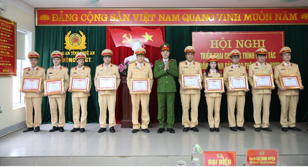 Đồng chí Đại tá Cao Minh Huyền, Phó Giám đốc Công an tỉnh trao thưởng các tập thể, cá nhân đạt thành tích xuất sắc trong công tác