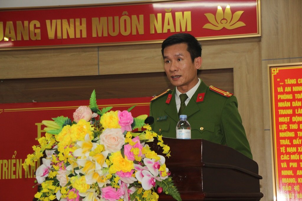 Đồng chí Trung tá Lê Đức Dũng, Trưởng Công an huyện phát biểu tại Hội nghị