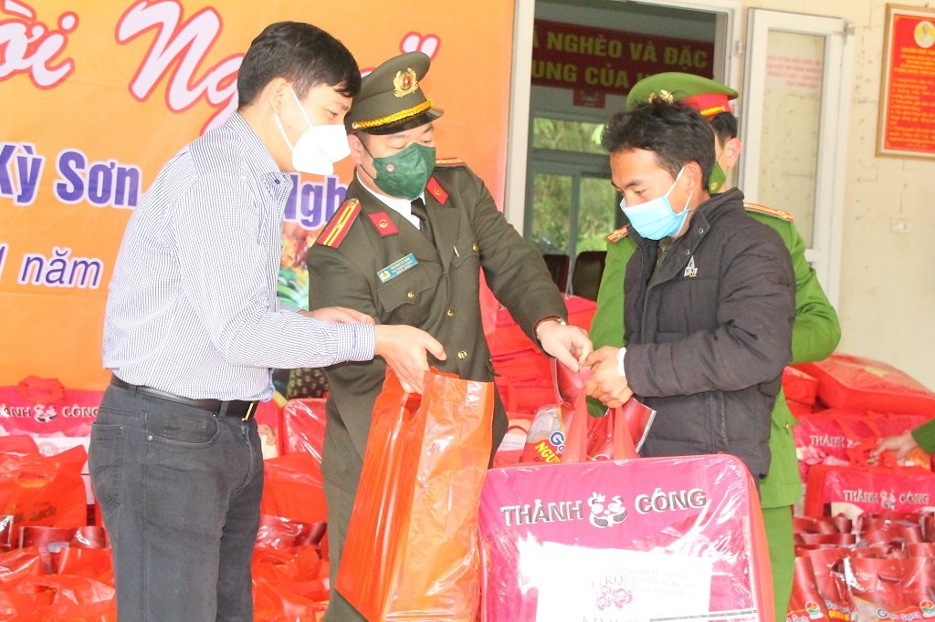 Thiếu tá Hoàng Lê Anh, Phó Trưởng phòng Tham mưu (giữa) trao quà cho các hộ dân