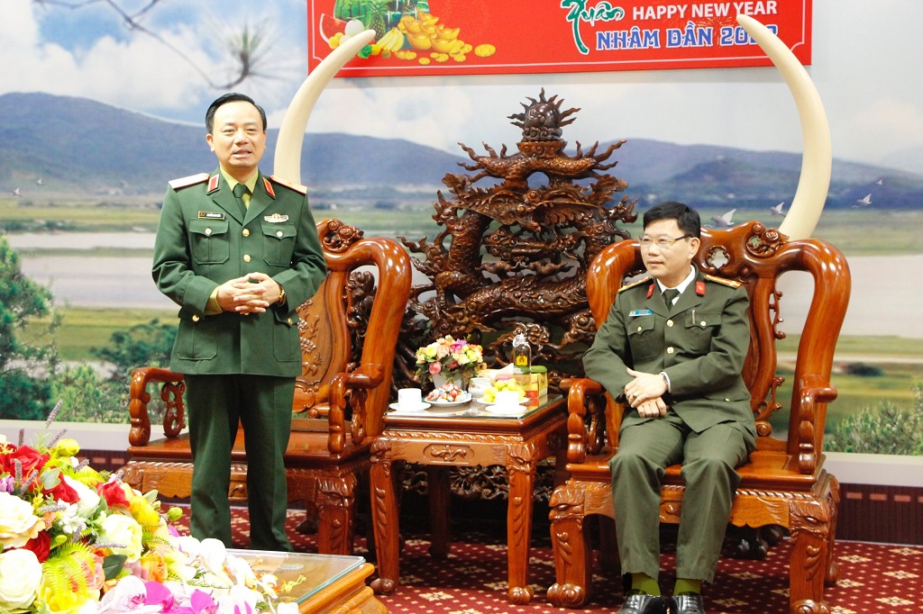 Đồng chí Thiếu tướng Nguyễn Anh Tuấn, Phó Tư lệnh Quân khu 4 chúc mừng những thành tích, kết quả Công an tỉnh Nghệ An đạt được trong năm qua