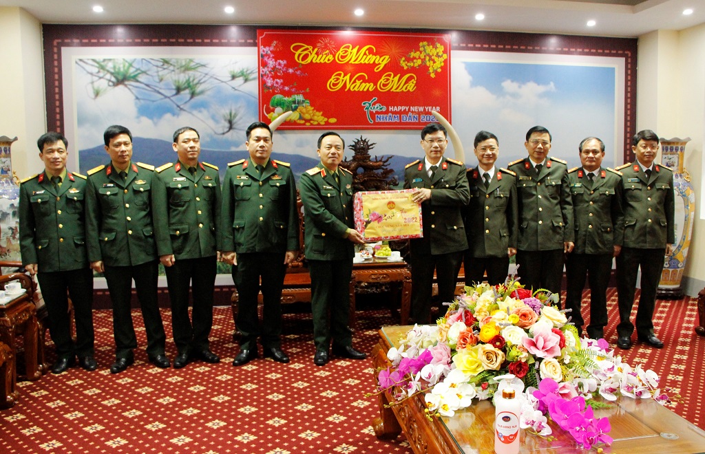 Bộ Tư lệnh Quân khu 4 tặng quà, chúc Tết Công an tỉnh Nghệ An