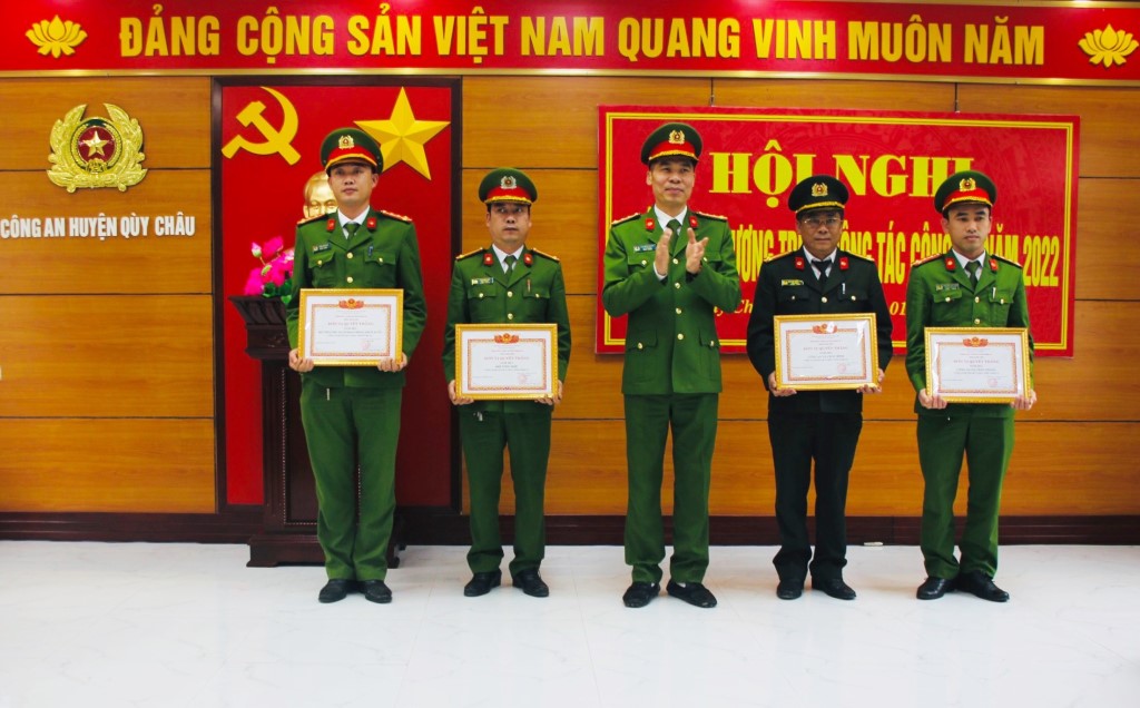 Đồng chí Đại tá Cao Minh Huyền, Phó Giám đốc Công an tỉnh trao danh hiệu 