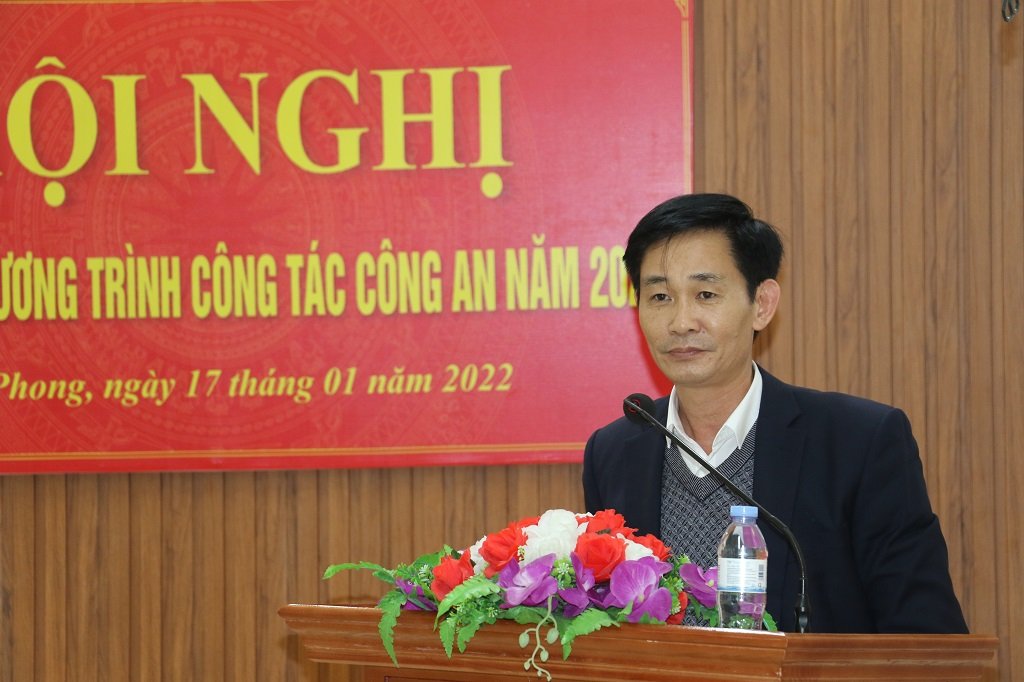 Đồng chí Trương Minh Cương, Bí thư Huyện ủy ghi nhận và biểu dương những kết quả xuất sắc mà Công an huyện Quế Phong đã đạt được trong năm 2021