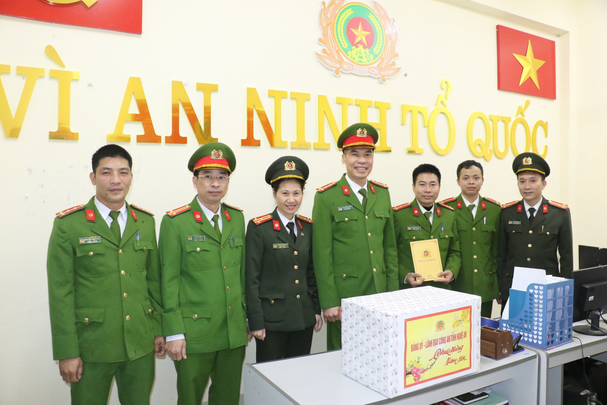 Đoàn công tác Công an tỉnh trao quà Tết cho Công an xã Quang Phong, huyện Quế Phong