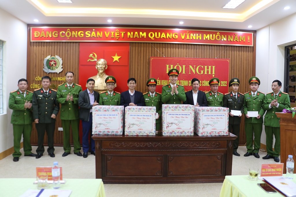 Công an tỉnh Nghệ An trao, tặng quà cho Công an 04 xã biên giới huyện Quế Phong