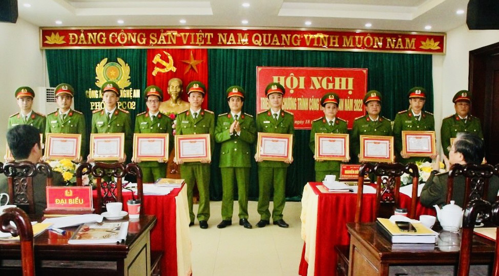 Đồng chí Đại tá Nguyễn Đức Hải, Phó Giám đốc Công an tỉnh trao thưởng các tập thể, cá nhân thuộc Phòng Cảnh sát hình sự có thành tích xuất sắc trong năm 2021