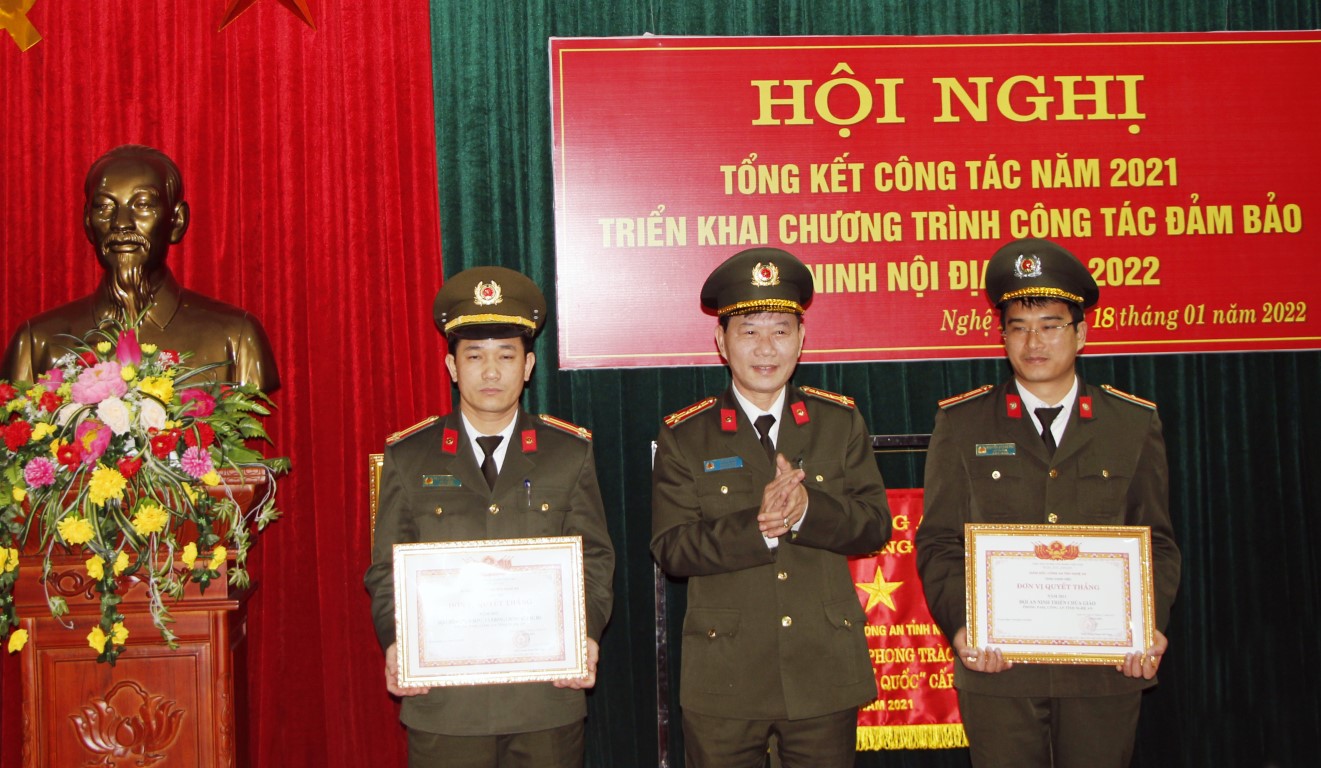 Đồng chí Đại tá Lê Văn Thái trao danh hiệu “Đơn vị Quyết thắng” năm 2021 cho 02 tập thể thuộc Phòng An ninh nội địa