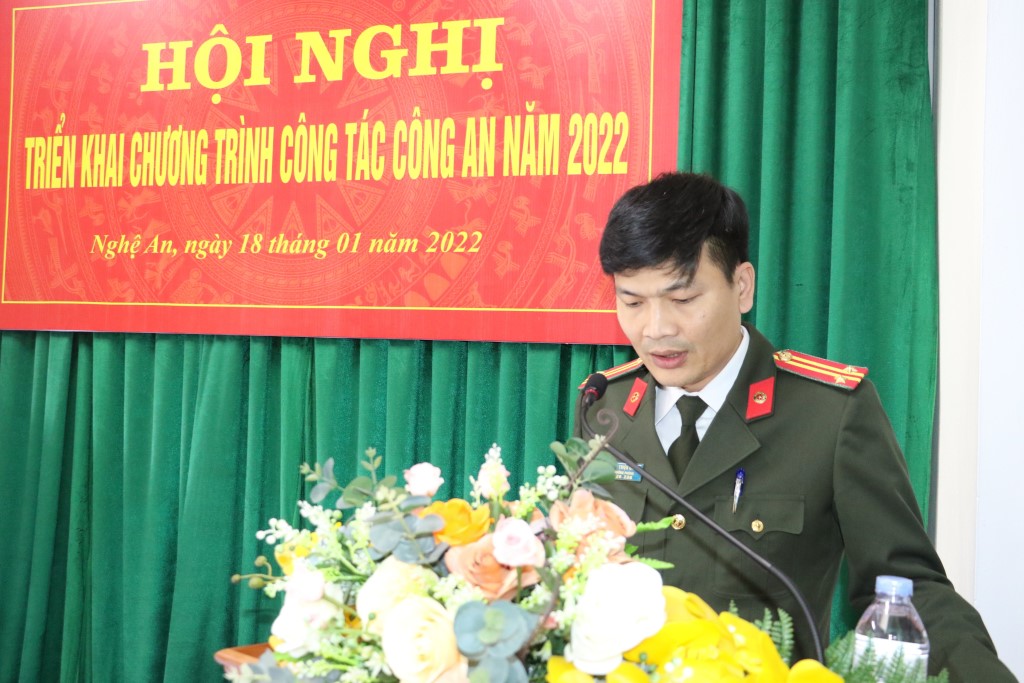 Đồng chí Trung tá Trần Thiện Giang - Trưởng Phòng An ninh mạng và phòng, chống tội phạm sử dụng công nghệ cao Công an tỉnh Nghệ An phát biểu tại Hội nghị