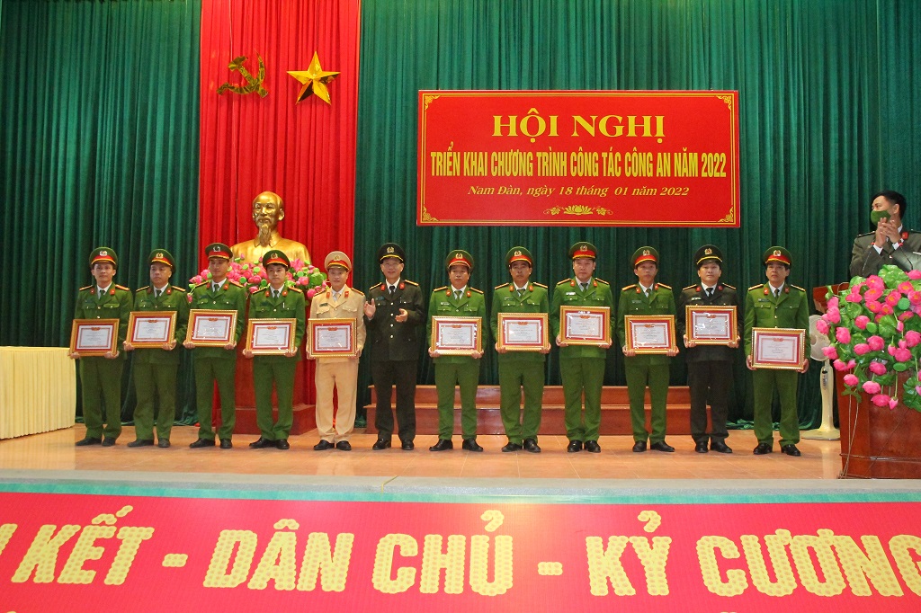 Đồng chí Đại tá Lê Văn Thái, Phó Giám đốc Công an tỉnh trao thưởng cho các tập thể, cá nhân có thành tích xuất sắc trong năm 2021