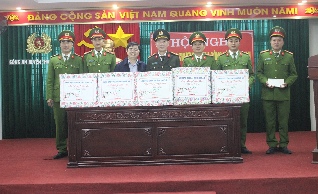 Đồng chí Đại tá Lê Văn Thái, Phó Giám đốc Công an tỉnh trao quà cho Công an các xã biên giới 