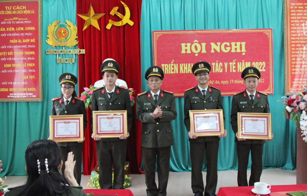 Đồng chí Đại tá Nguyễn Văn Thành, Giám đốc Bệnh viện trao tặng Giấy khen, danh hiệu “Chiến sỹ thi đua cơ sở” cho các cá nhân đạt thành tích xuất sắc năm 2021 