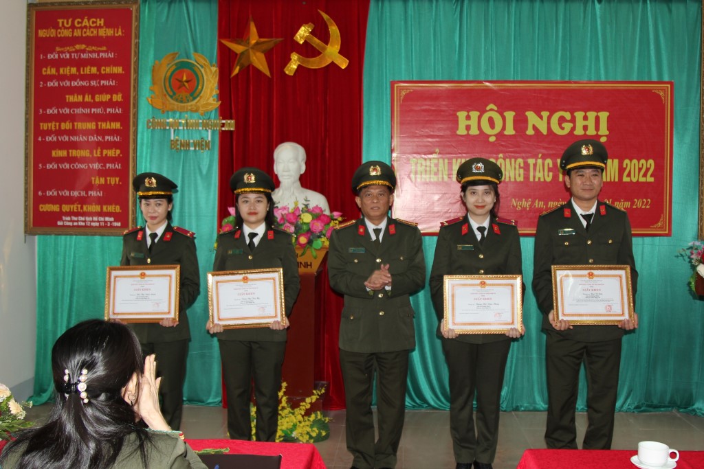 Thừa ủy quyền lãnh đạo Công an tỉnh, đồng chí Đại tá Nguyễn Văn Thành, Giám đốc Bệnh viện trao tặng Giấy khen của Giám đốc Công an tỉnh cho các cá nhân 
