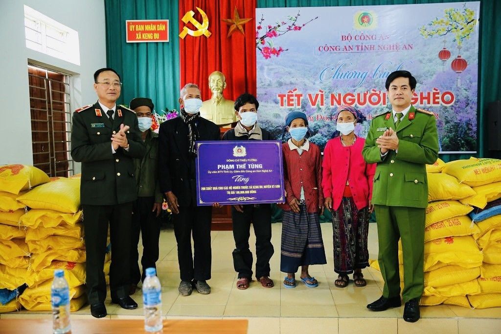 Đồng chí Thiếu tướng Phạm Thế Tùng, Giám đốc Công an tỉnh trao tặng riêng 200 suất quà cho bà con xã Keng Đu với tổng trị giá 160 triệu đồng
