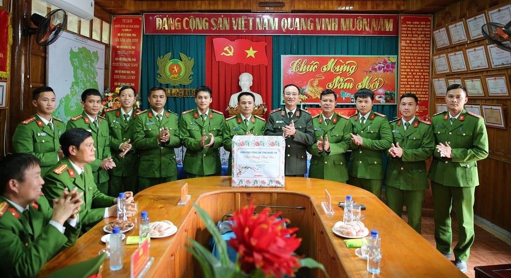 Đồng chí Thiếu tướng Phạm Thế Tùng, Giám đốc Công an tỉnh tặng quà cho Công an huyện Kỳ Sơn và Công an 10 xã biên giới huyện Kỳ Sơn