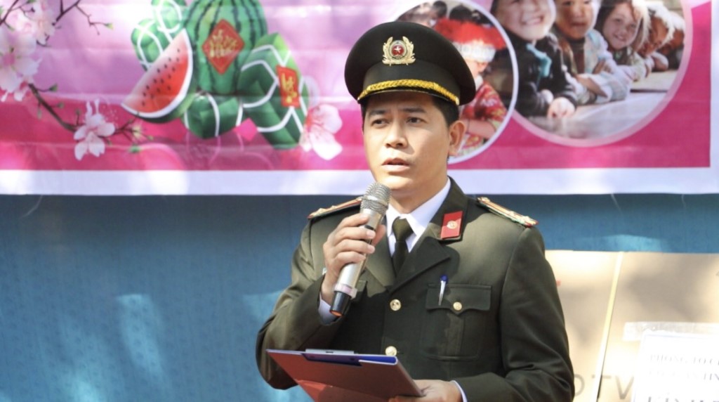 Đồng chí Thượng tá Hoa Hồng Sơn - Phó Trưởng Phòng Tổ chức cán bộ chia sẻ những thiếu thốn mà thầy và trò nơi đây đang gặp phải