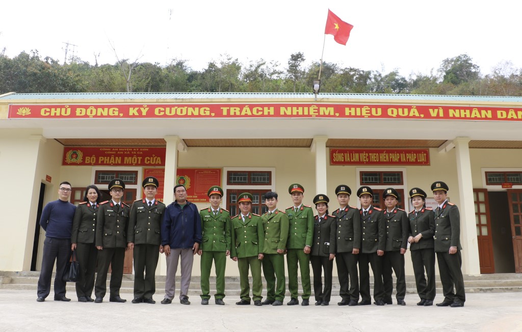 Đoàn  chụp ảnh lưu niệm với cán bộ, chiến sỹ Công an xã Tà Cạ, huyện Kỳ Sơn