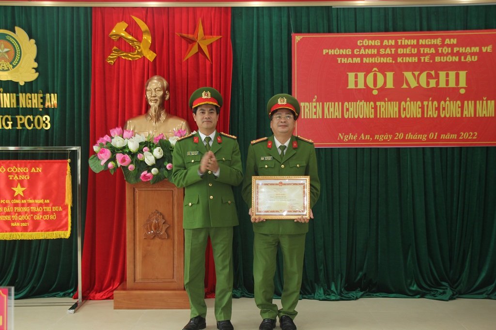 Đồng chí Đại tá Nguyễn Đức Hải, Phó Giám đốc Công an tỉnh trao Bằng khen của Bộ Công an cho đồng chí Thượng tá Nguyễn Viết Xô, Phó Trưởng phòng Cảnh sát kinh tế