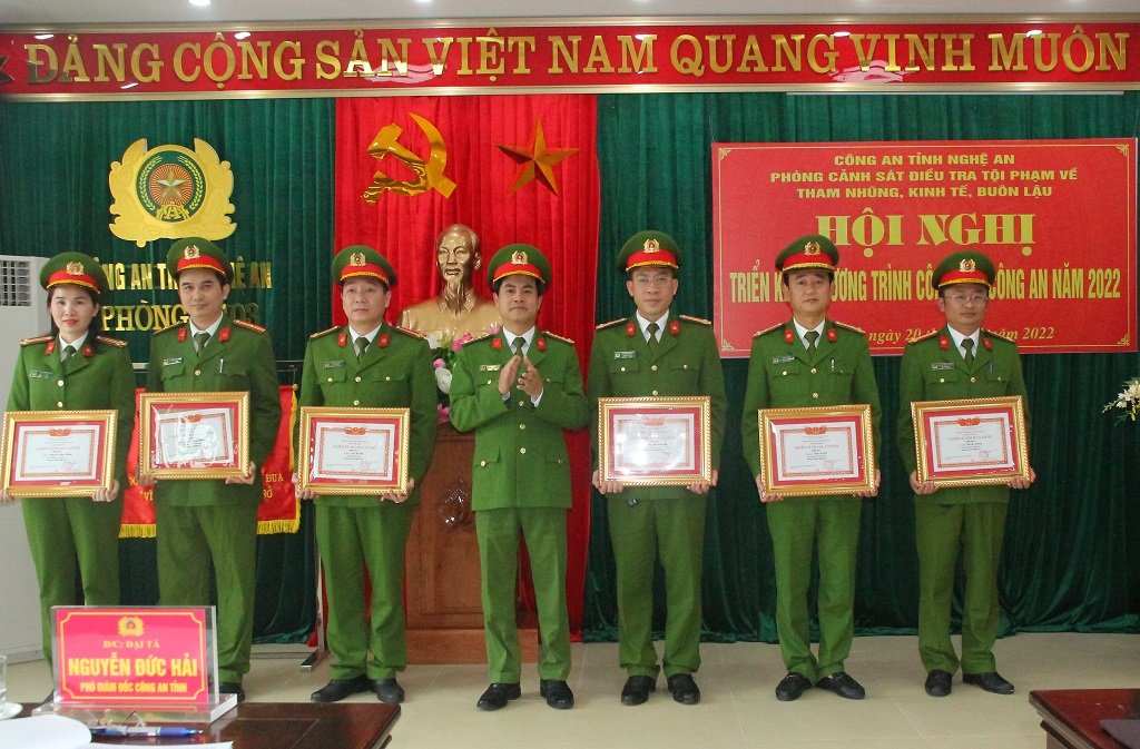 Đồng chí Đại tá Nguyễn Đức Hải, Phó Giám đốc Công an tỉnh trao thưởng các tập thể, cá nhân thuộc Phòng Cảnh sát kinh tế có thành tích xuất sắc trong năm 2021