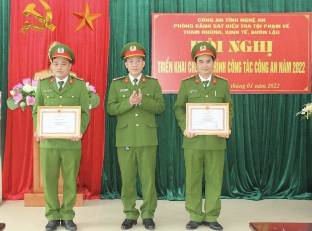 Đồng chí Thượng tá Nguyễn Bình Hà, Trưởng phòng Cảnh sát kinh tế trao Giấy khen của Giám đốc Công an tỉnh cho 02 cá nhân có thành tích xuất sắc trong đấu tranh phòng, chống tội phạm, đảm bảo an ninh trật tự trên địa bàn