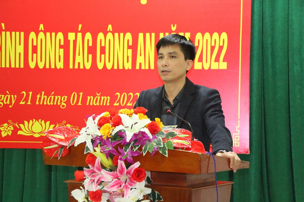 Đồng chí Hoàng Quyền, Chủ tịch UBND huyện Anh Sơn ghi nhận và biểu dương những kết quả xuất sắc mà Công an huyện đã đạt được trong năm 2021