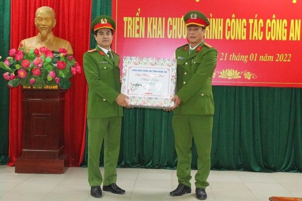 Đồng chí Đại tá Nguyễn Đức Hải, Phó Giám đốc Công an tỉnh thay mặt lãnh đạo Công an tỉnh tặng quà cho Công an xã biên giới huyện Anh Sơn