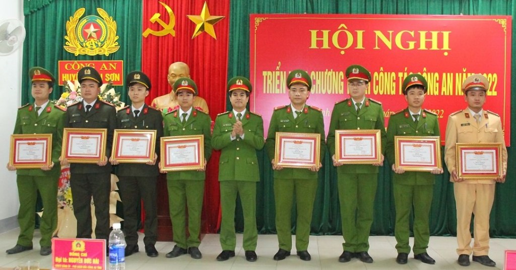 Đồng chí Đại tá Nguyễn Đức Hải, Phó Giám đốc Công an tỉnh trao thưởng cho các tập thể, cá nhân có thành tích xuất sắc năm 2021