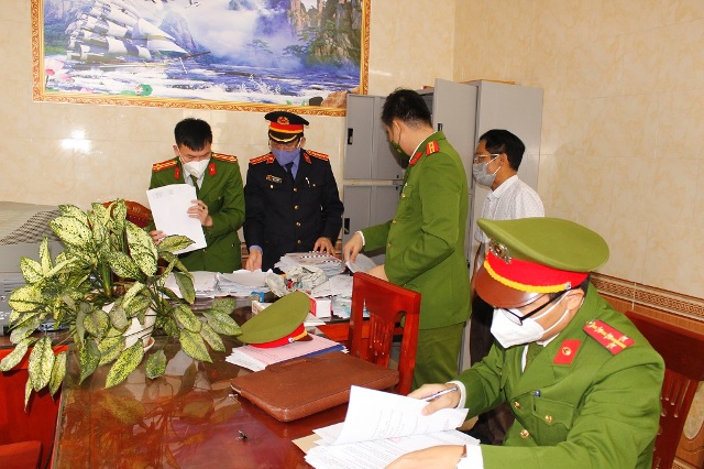 Cơ quan chức năng tiến hành khám xét nơi làm việc của đối tượng Hồ Đình Minh, Giám đốc Xí nghiệp Thủy lợi Đô Lương