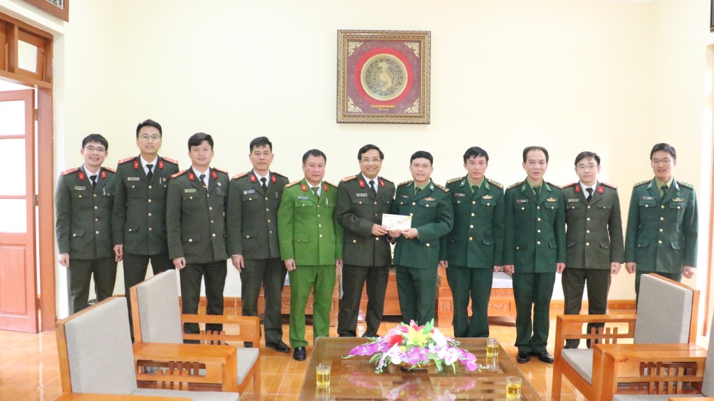 Công an tỉnh chúc Tết Đồn biên phòng Thông Thụ, huyện Quế Phong