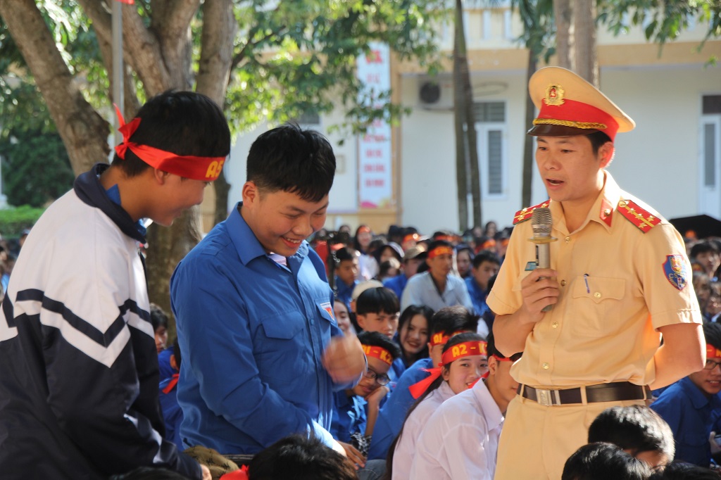Đội Cảnh sát Giao thông Công an huyện Nghi Lộc trong một hoạt động tuyên truyền pháp luật cho học sinh