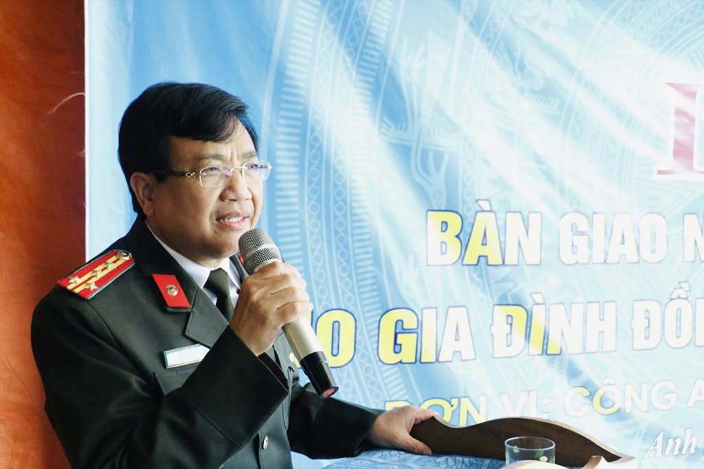 Đồng chí Đại tá Hồ Văn Tứ, Phó Giám đốc Công an tỉnh phát biểu tại buổi lễ