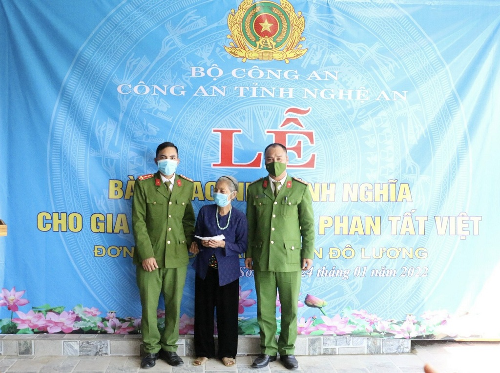 Công an huyện Đô Lương tặng quà mừng gia đình Đại úy Phan Tất Việt