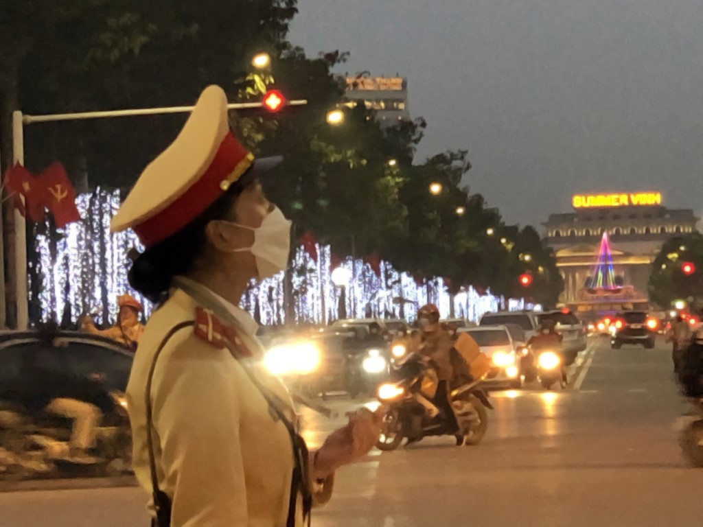 Nữ Cảnh sát giao thông Công an thành phố Vinh đảm bảo an ninh trật tự tại thành phố Vinh những ngày giáp Tết Nguyên đán Nhâm Dần 2022