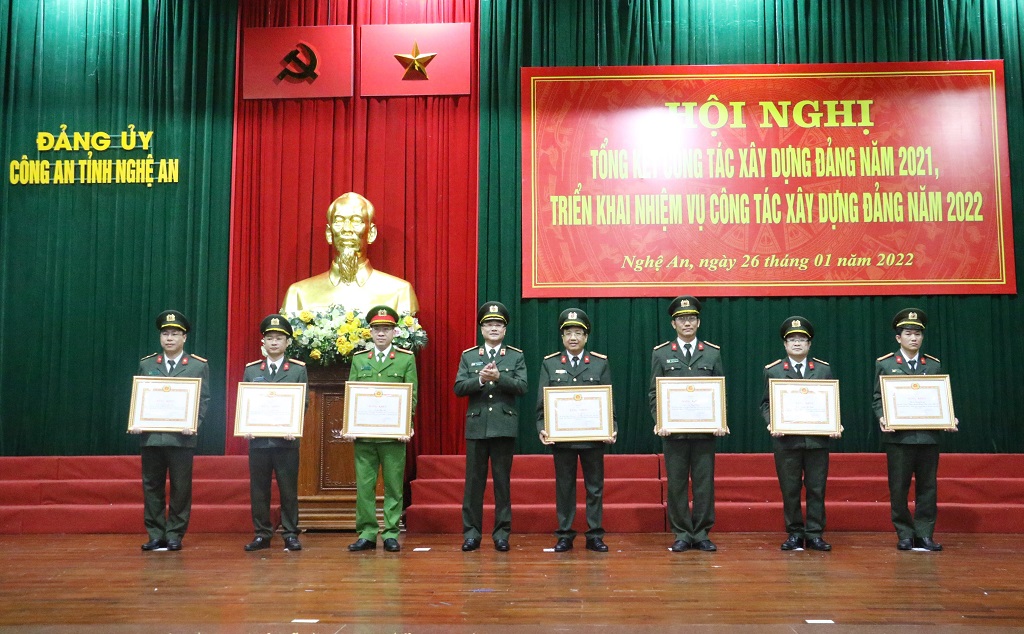 Đồng chí Thiếu tướng Phạm Thế Tùng, Giám đốc Công an tỉnh trao Bằng khen của Ban Thường vụ Tỉnh ủy cho các tập thể, cá nhân đạt tiêu chuẩn “Hoàn thành xuất sắc nhiệm vụ tiêu biểu” 05 năm liền (2017 - 2021)