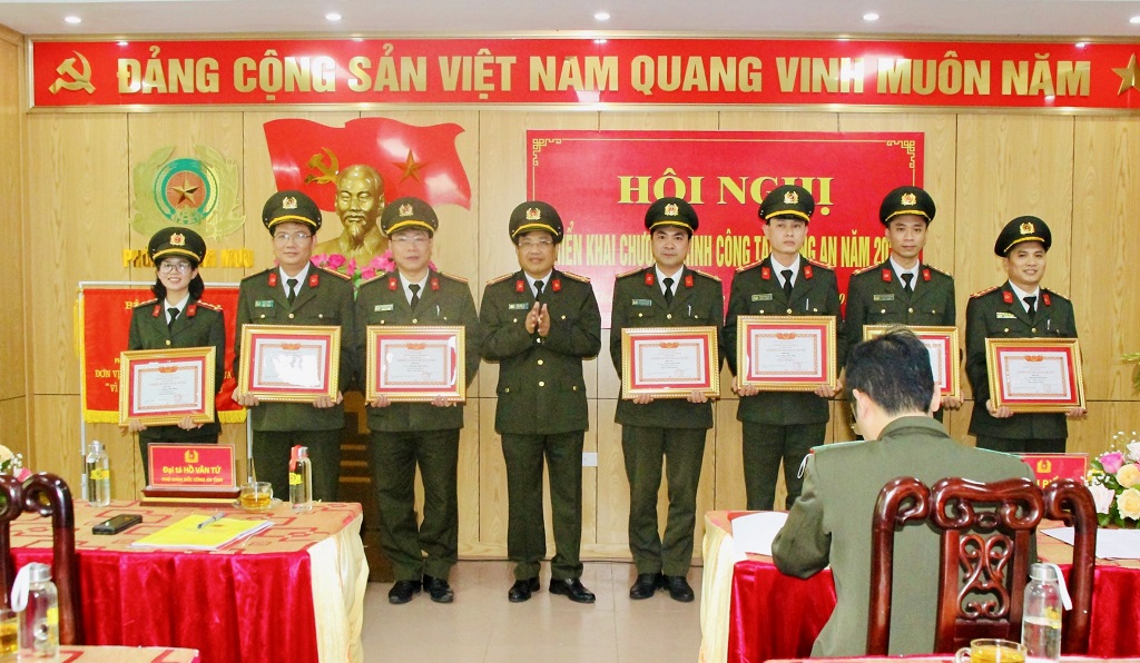 Đồng chí Đại tá Hồ Văn Tứ, Phó Giám đốc Công an tỉnh trao danh hiệu “Chiến sỹ thi đua cơ sở” cho các cá nhân