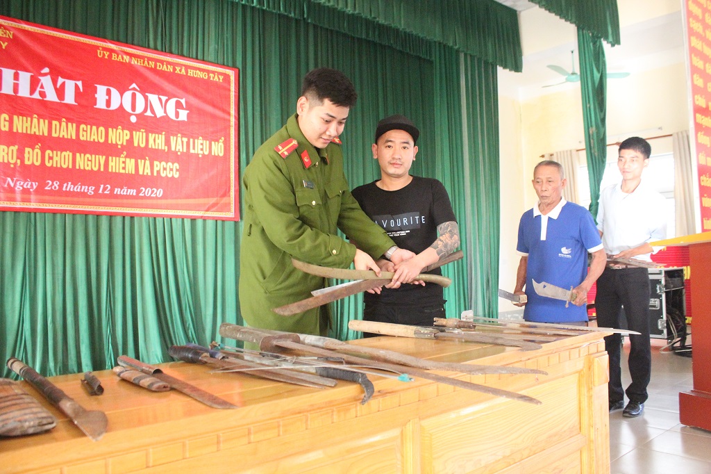 Người dân xã Hưng Tây, huyện Hưng Nguyên tự giác giao nộp vũ khí, vật liệu nổ, công cụ hỗ trợ