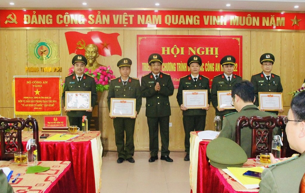 Đồng chí Đại tá Hồ Văn Tứ, Phó Giám đốc Công an tỉnh trao danh hiệu “Đơn vị Quyết thắng” cho các tập thể