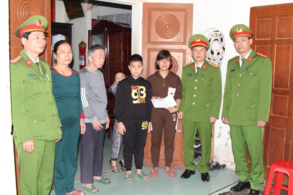 Phòng Cảnh sát Cơ động tặng quà thân nhân Trung úy Bùi Văn Đức