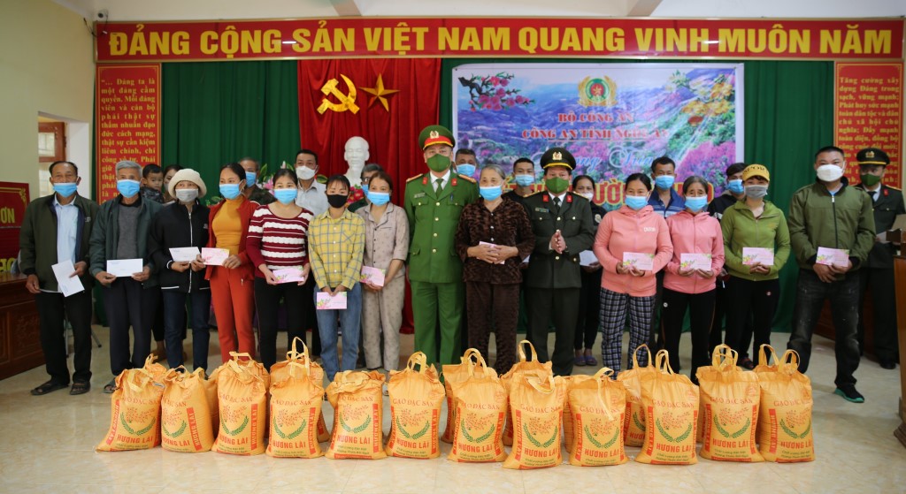 Trao 50 suất quà Tết của Đội Xây dựng và doanh trại, Phòng Hậu cần tặng 50 hộ nghèo thuộc xã Bình Sơn, Anh Sơn
