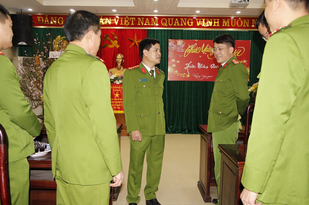 Đồng chí Đại tá Nguyễn Đức Hải kiểm tra và chúc Tết Phòng Cảnh sát kinh tế