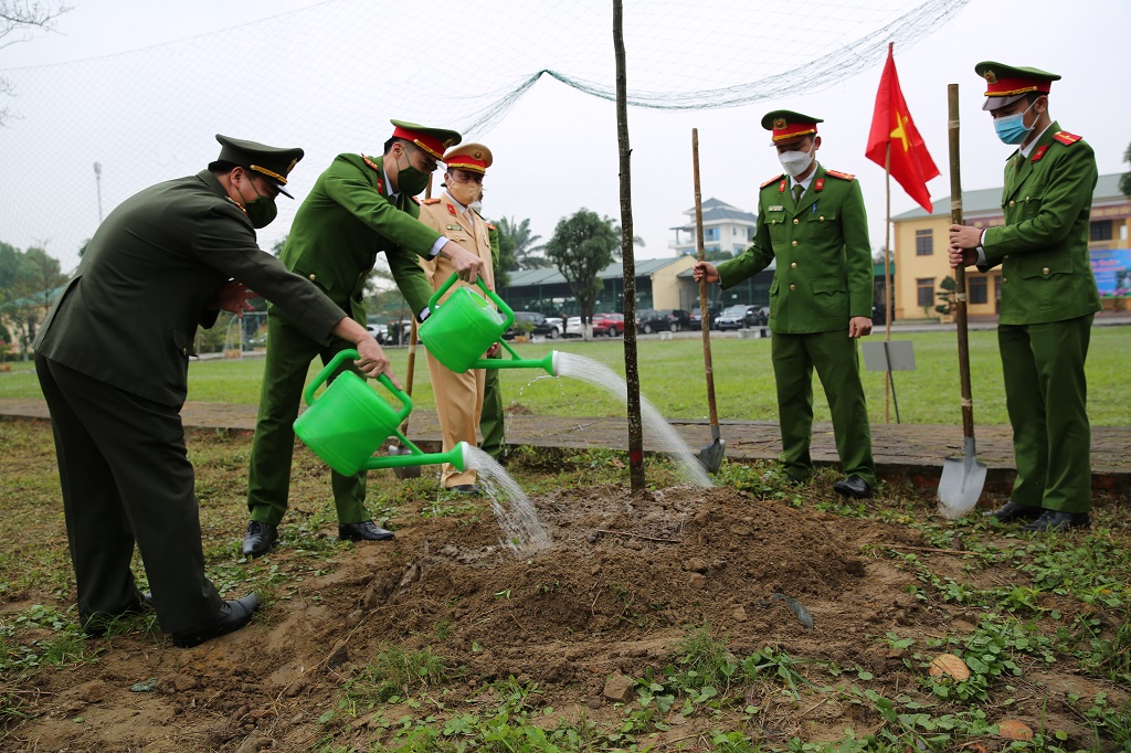 Các đồng chí Lãnh đạo Công an tỉnh tham gia trồng cây tại khuôn viên Đại đội Cảnh sát cơ động