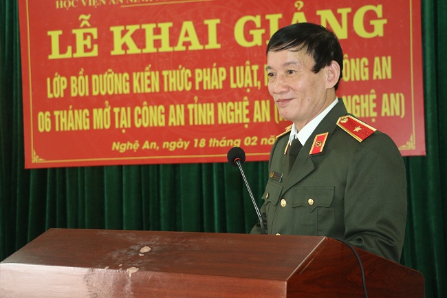 Đồng chí Thiếu tướng, PGS. TS Lê Ngọc An, Phó Giám đốc Học viện An ninh nhân dân phát biểu tại buổi khai giảng