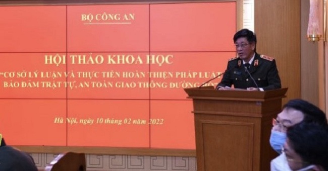 Trung tướng Đỗ Lê Chi Cục trưởng Cục Khoa học, chiến lược và Lịch sử Công an kiêm Viện trưởng Viện Chiến lược Công an phát biểu tại hội thảo.