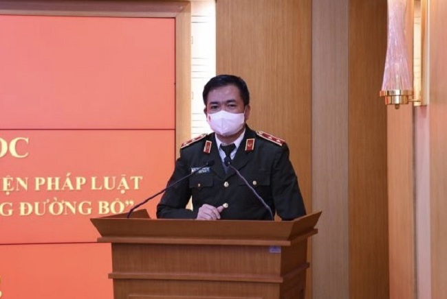 Trung tướng GS.TS Nguyễn Minh Đức Phó Chủ nhiệm Ủy ban Quốc phòng và  An ninh của Quốc hội trình bày tham luận.