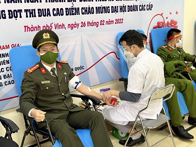 Đại úy Nguyễn Đình Khánh, Bí thư Đoàn thanh niên Công an tỉnh tham gia hiến máu